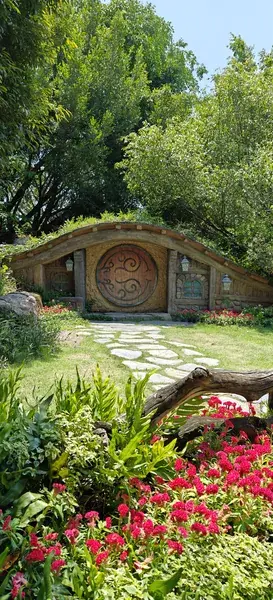 Сказочный дом в зелёном холме с круглой дверью в Fantasy Land Dream World