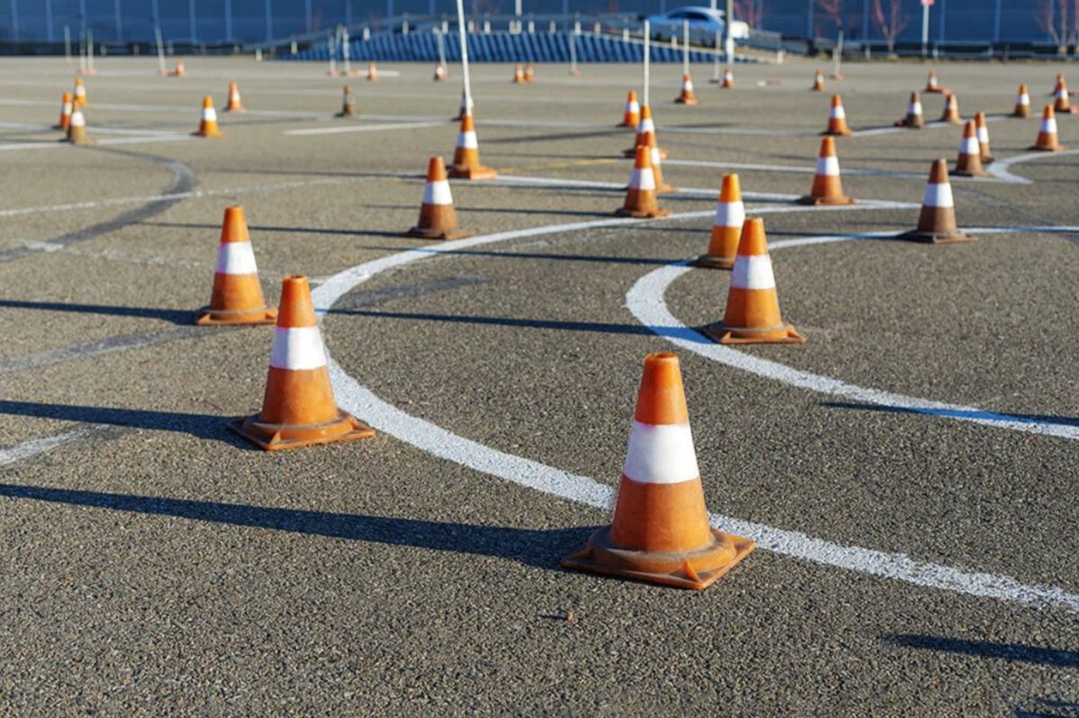 Конусная разметка автодрома комбината крупным планом