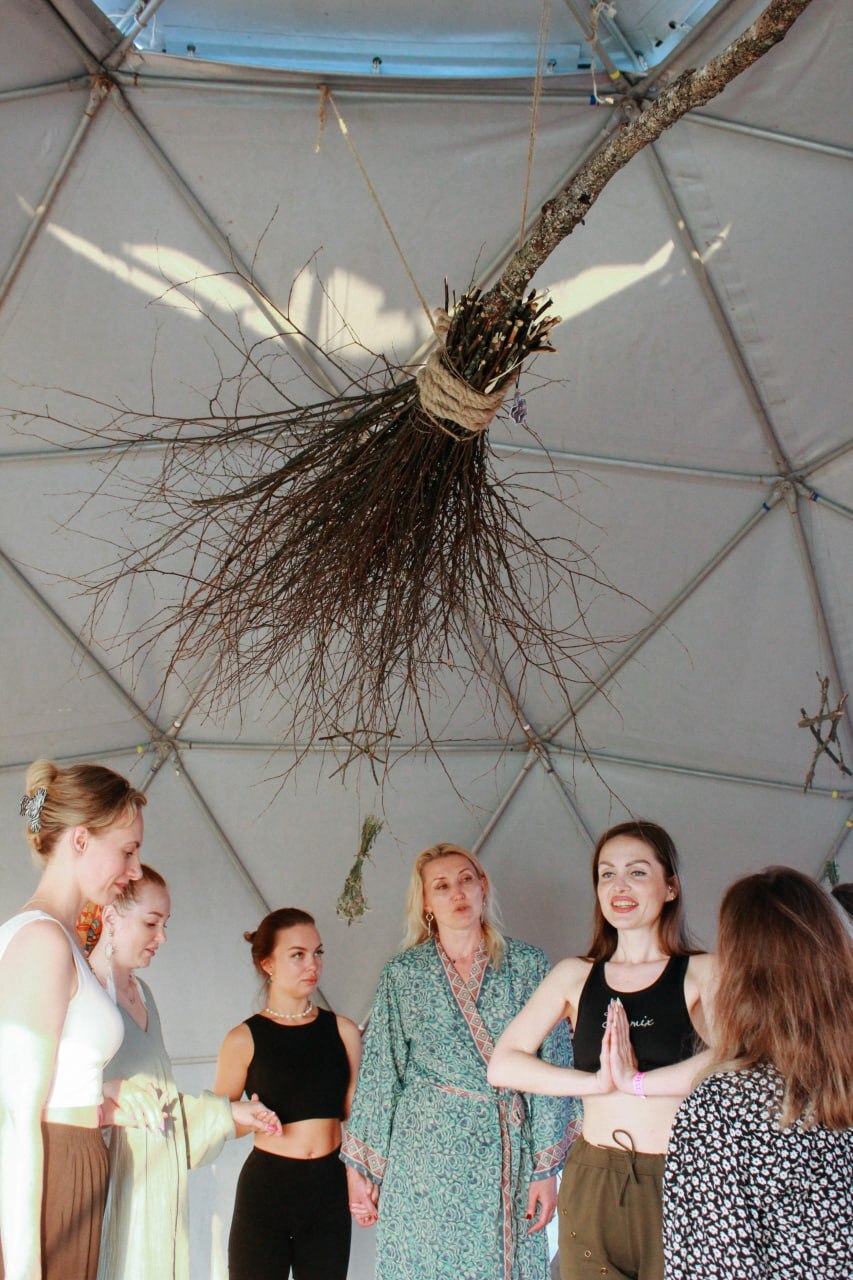 Жалаңаш қара жас әйелдер