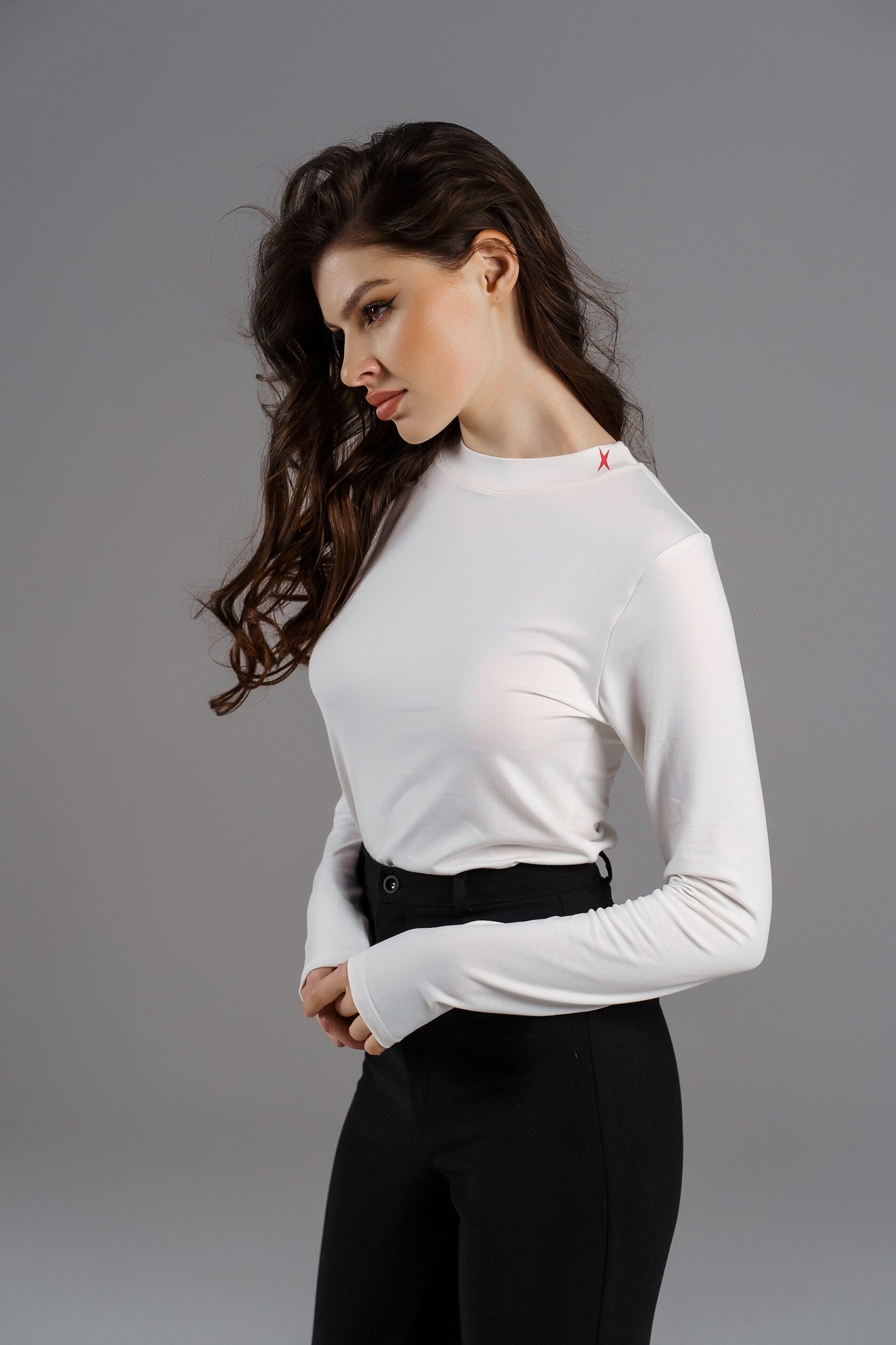 Базовый белый лонгслив из премиальной вискозы