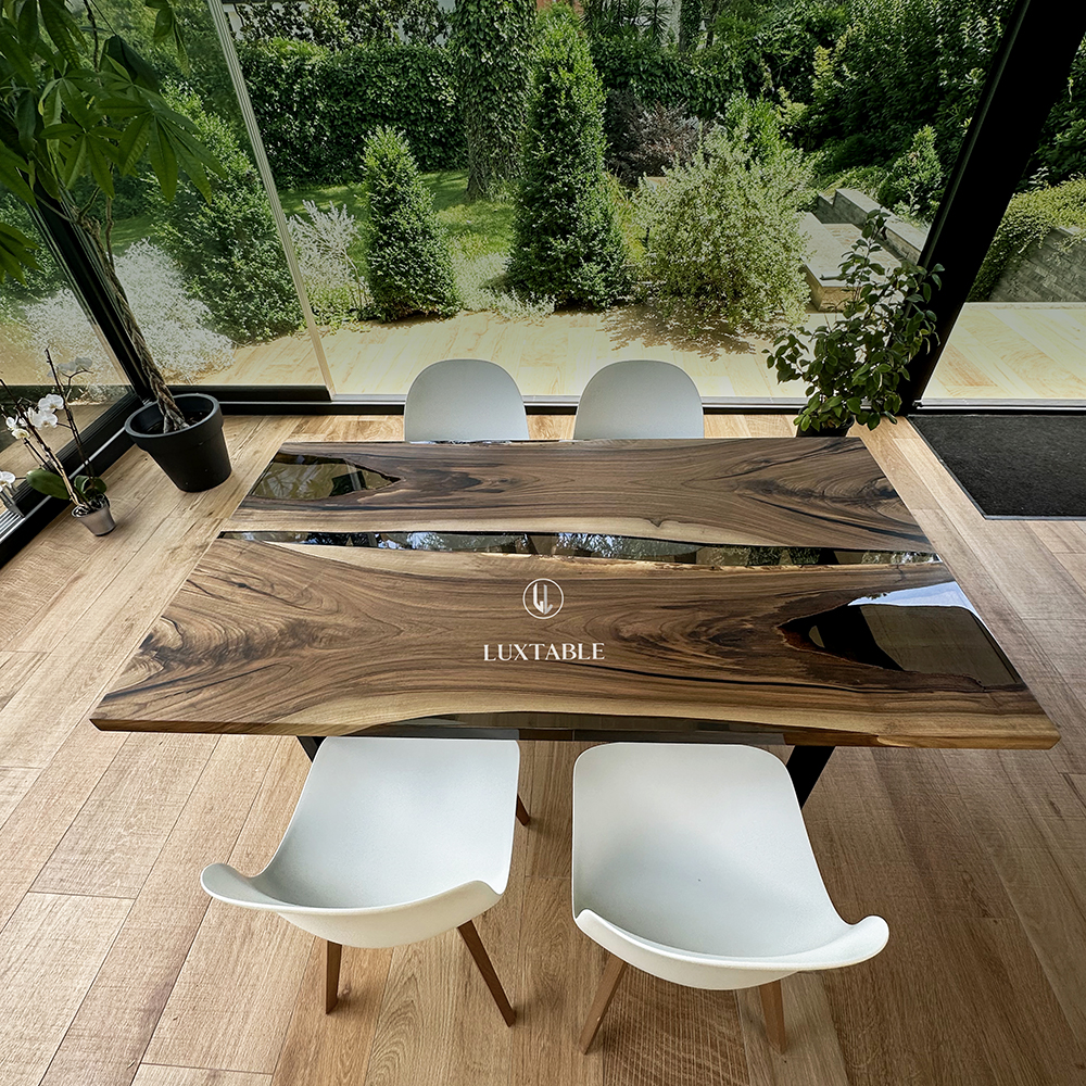 Epoxidharz Tische Alagoas aus europäischem Nussbaum und hellblauem Epoxidharz mit Metallic Effekt