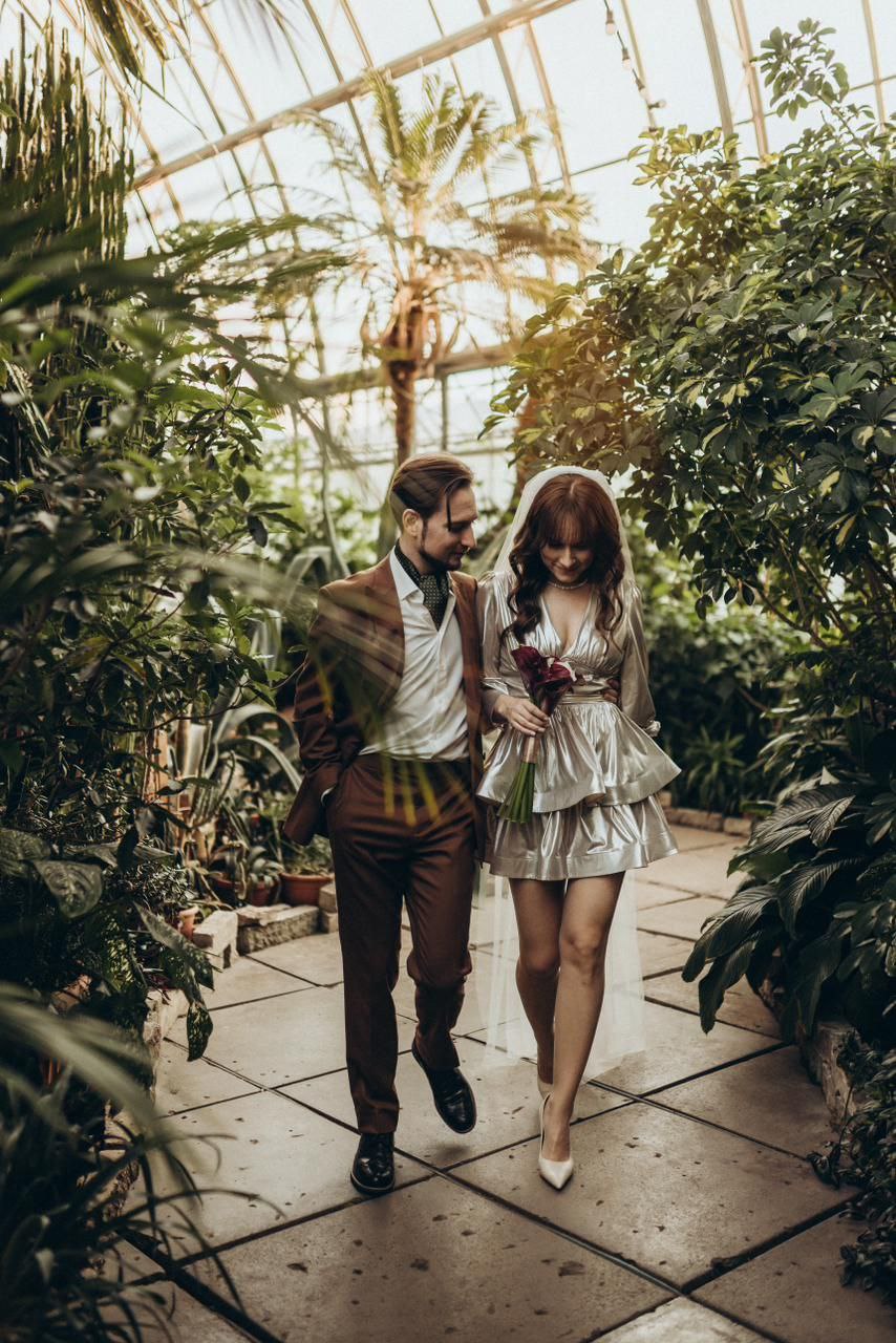 свадебное фото, жених в стильном коричневом мужском костюме 