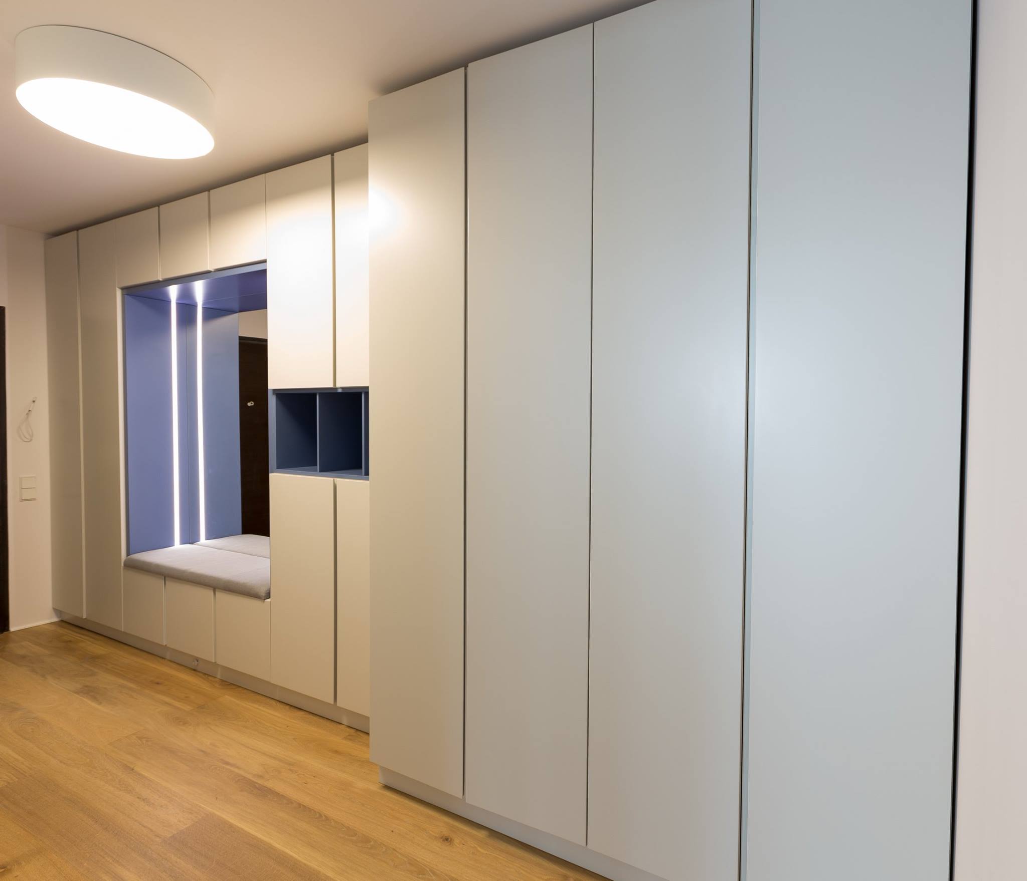 Шкаф с распашными дверями в прихожую до потолка современном стиле дизайн фото
