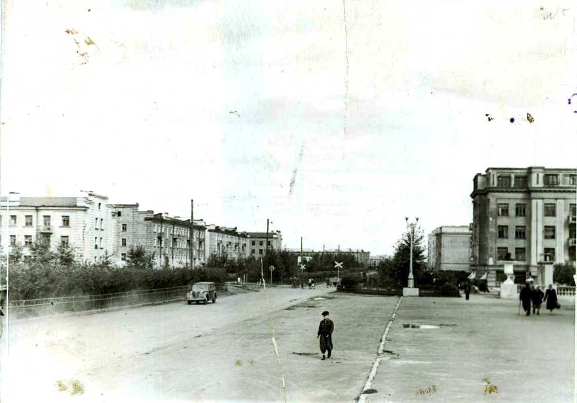 Перекресток улицы Алюминиевой с улицей Октябрьской. 1955 г.