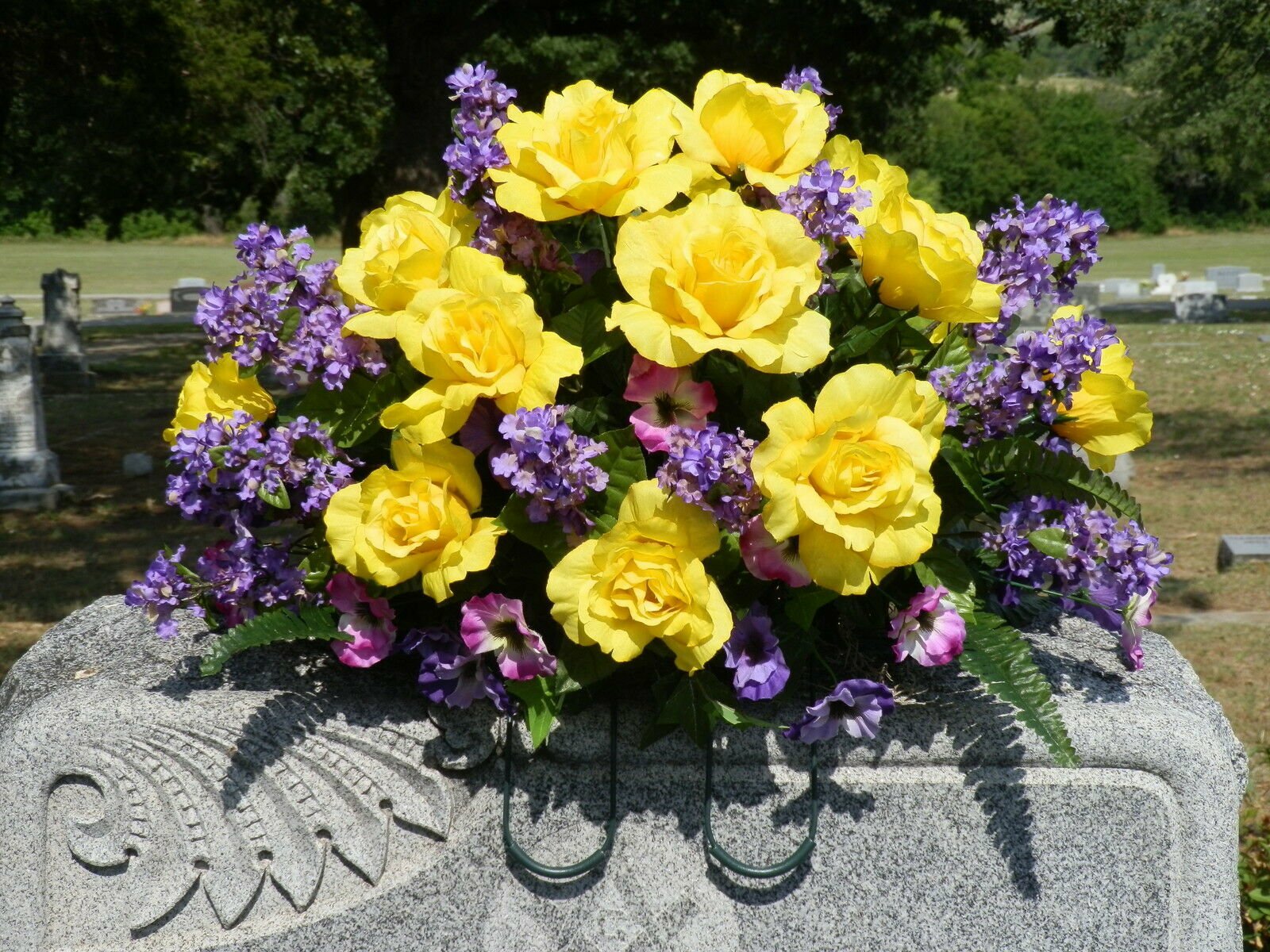Вайлдберриз искусственные цветы для кладбища купить. Композиции из искусственных цветов на кладбище. Композиция из цветов на кладбище. Искусственные цветы на кладбище. Букеты из искусственных цветов на кладбище.