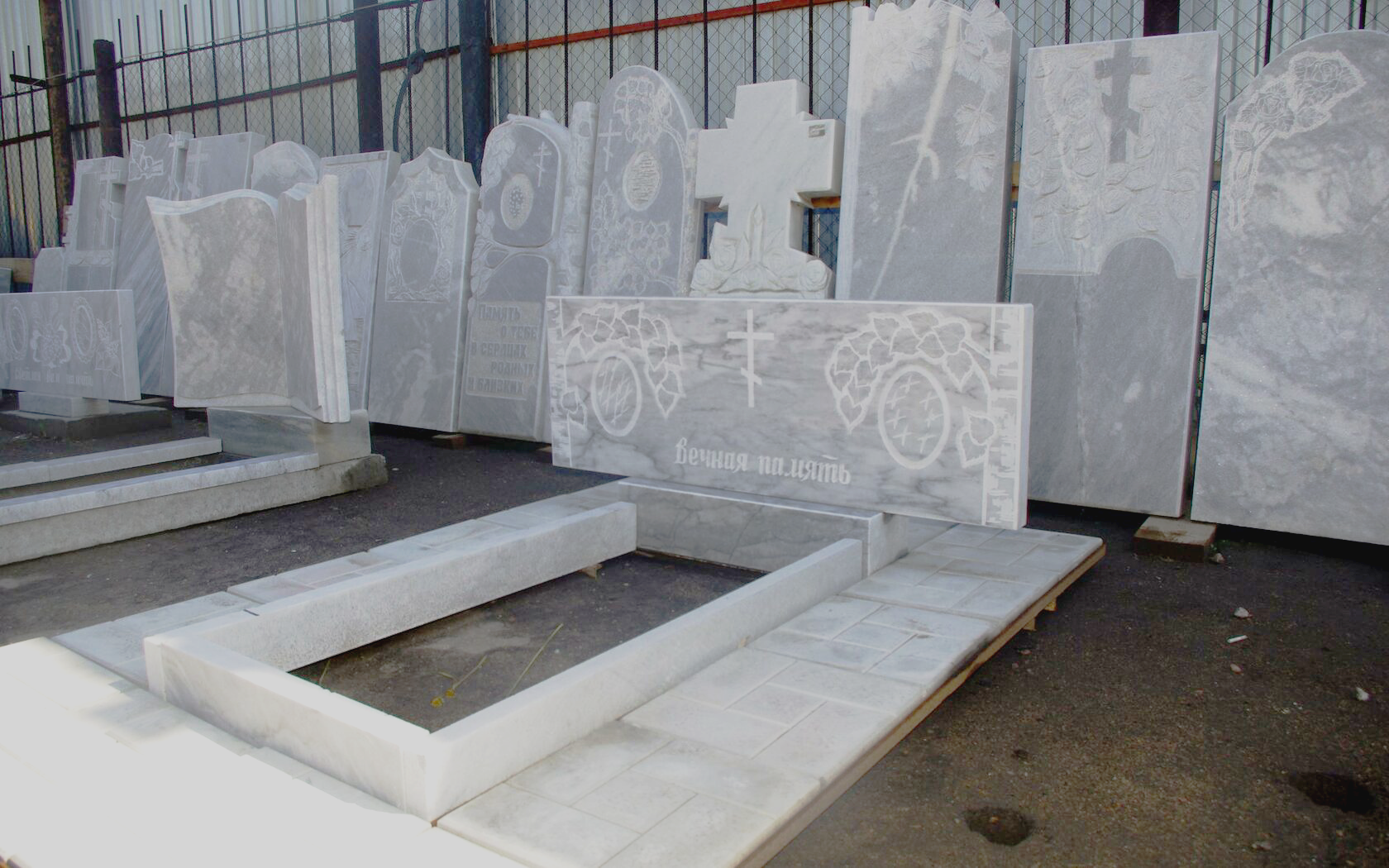 Памятники и надгробные плиты из мрамора и гранита