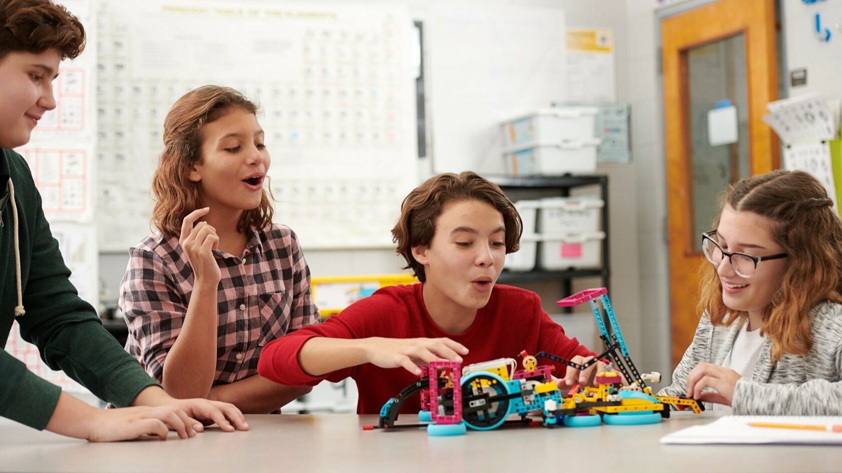 фото нанесения макияжа на лицо девушки 