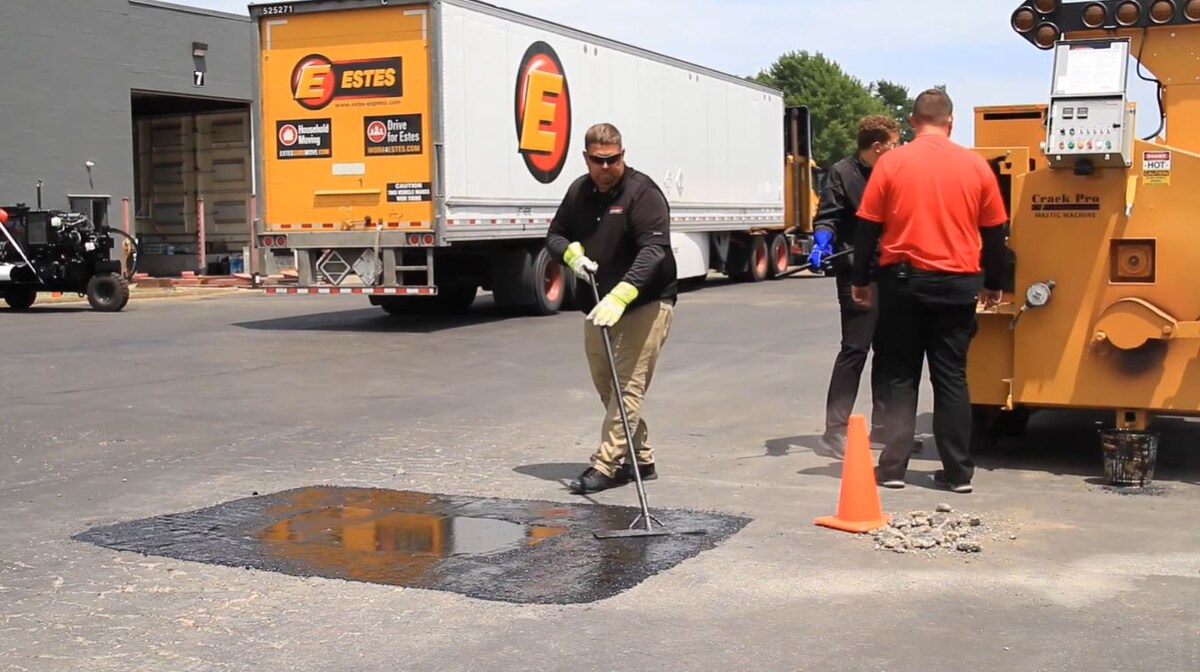 Ремонт литой мастикой крокодиловых трещин на асфальте  