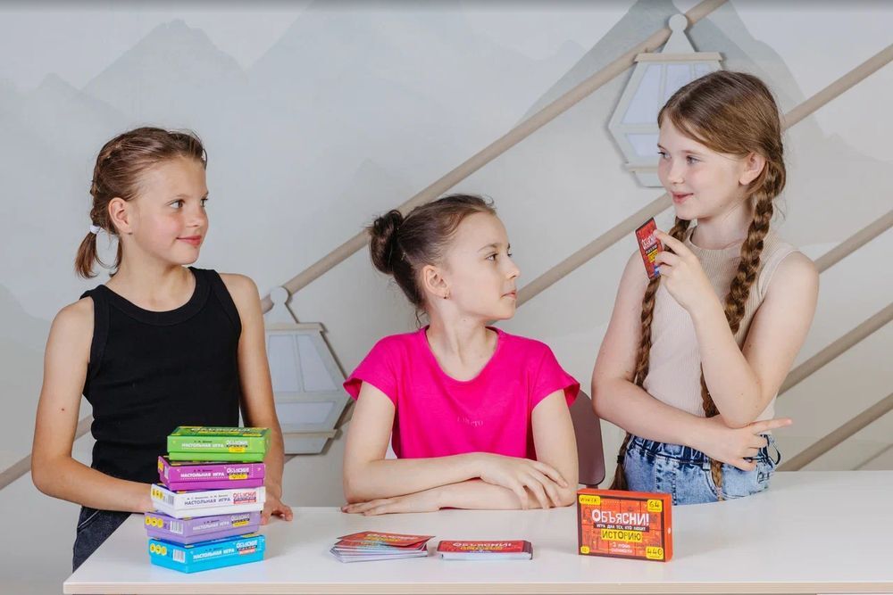 Школьницы играют в настольную игру по литературе