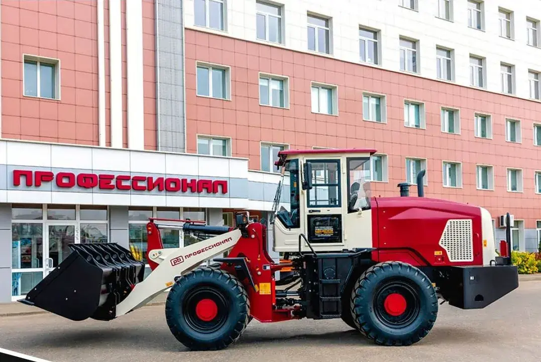 Фронтальный погрузчик «Профессионал» у здания завода