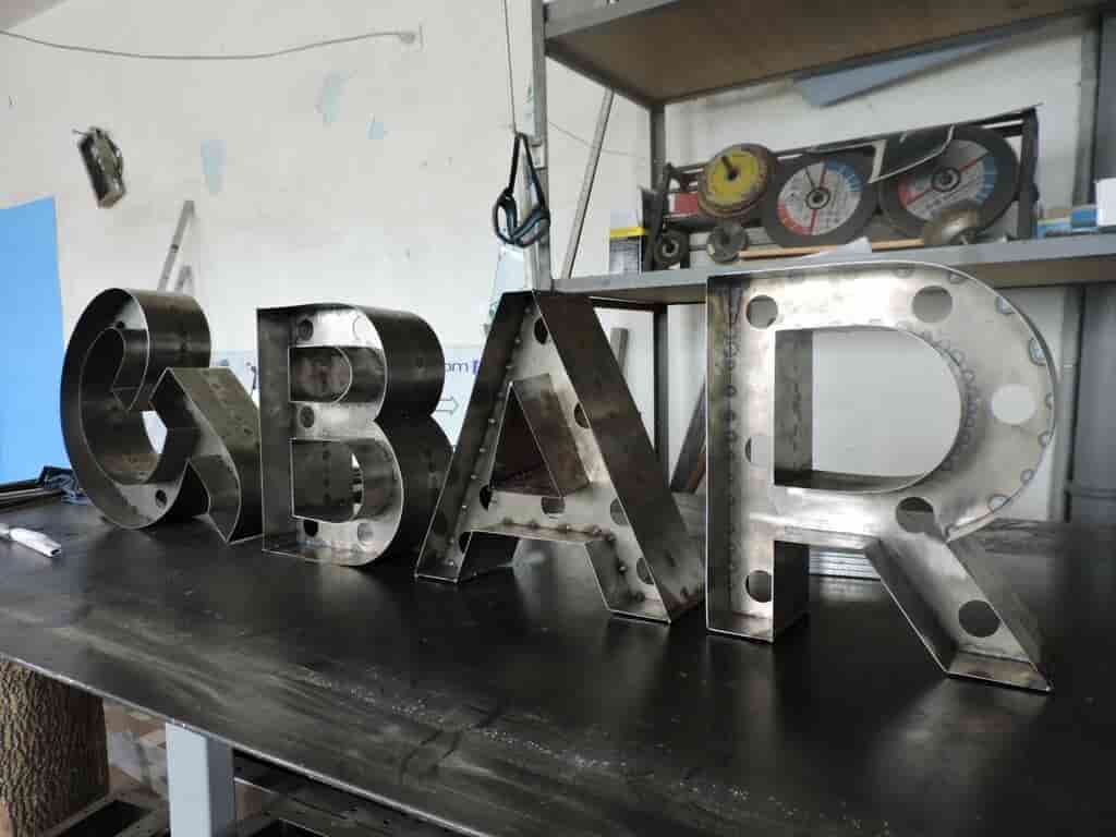 буквы из металла. объемные буквы. объемные металлические буквы. изготовление металлических букв. металлические буквы с подсветкой.