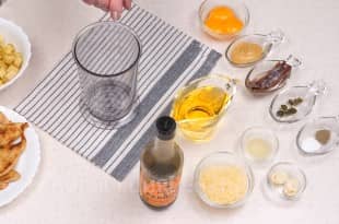 Приготовление салата «Цезарь» с курицей и сухариками: шаг 11