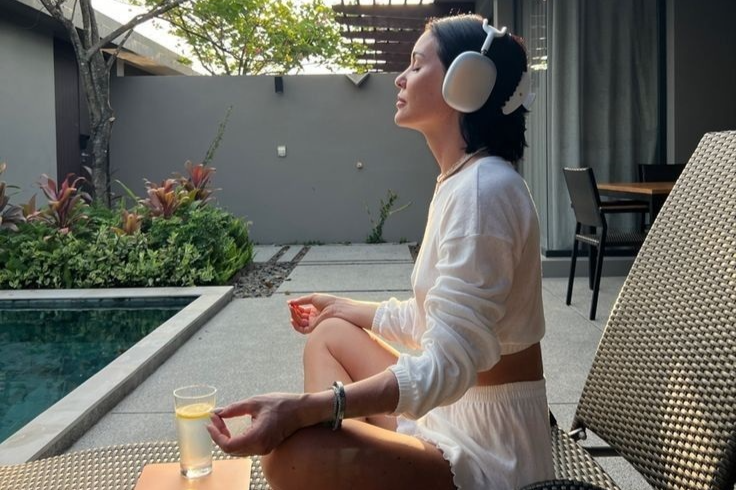 Yoyiladi va mushukni korsatadi