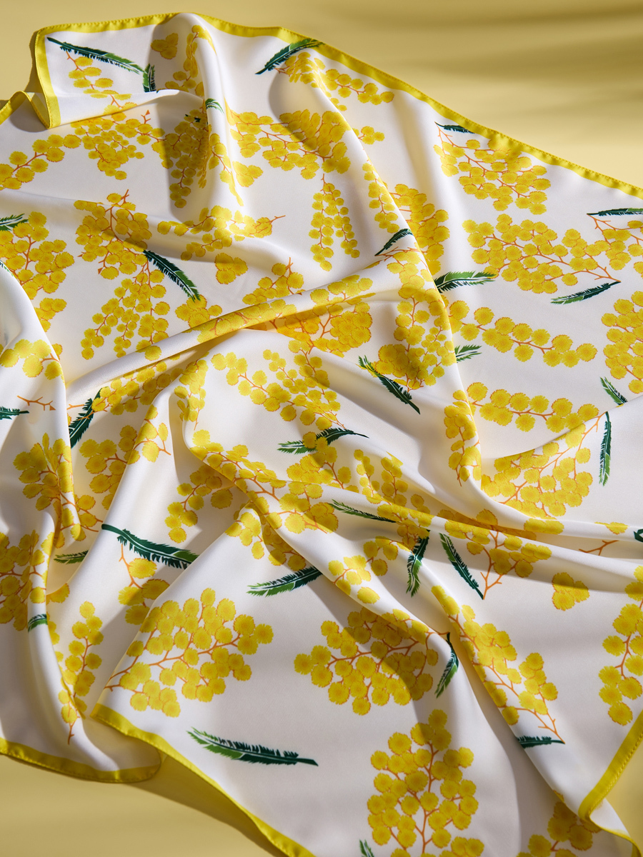 белый платок с узором на желтом фоне лежит