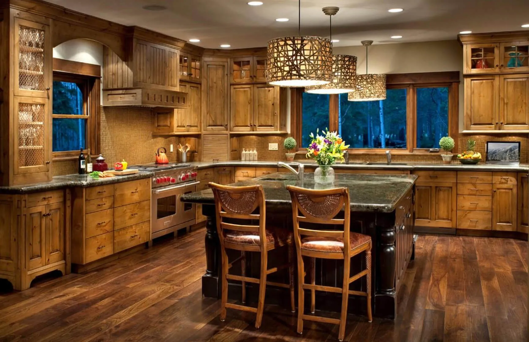 Кухня в стиле Кантри в темных тонах