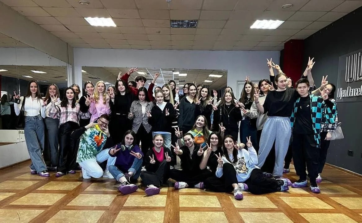 Сидорова Екатерина Алексеевна с учениками в танцевальной студии