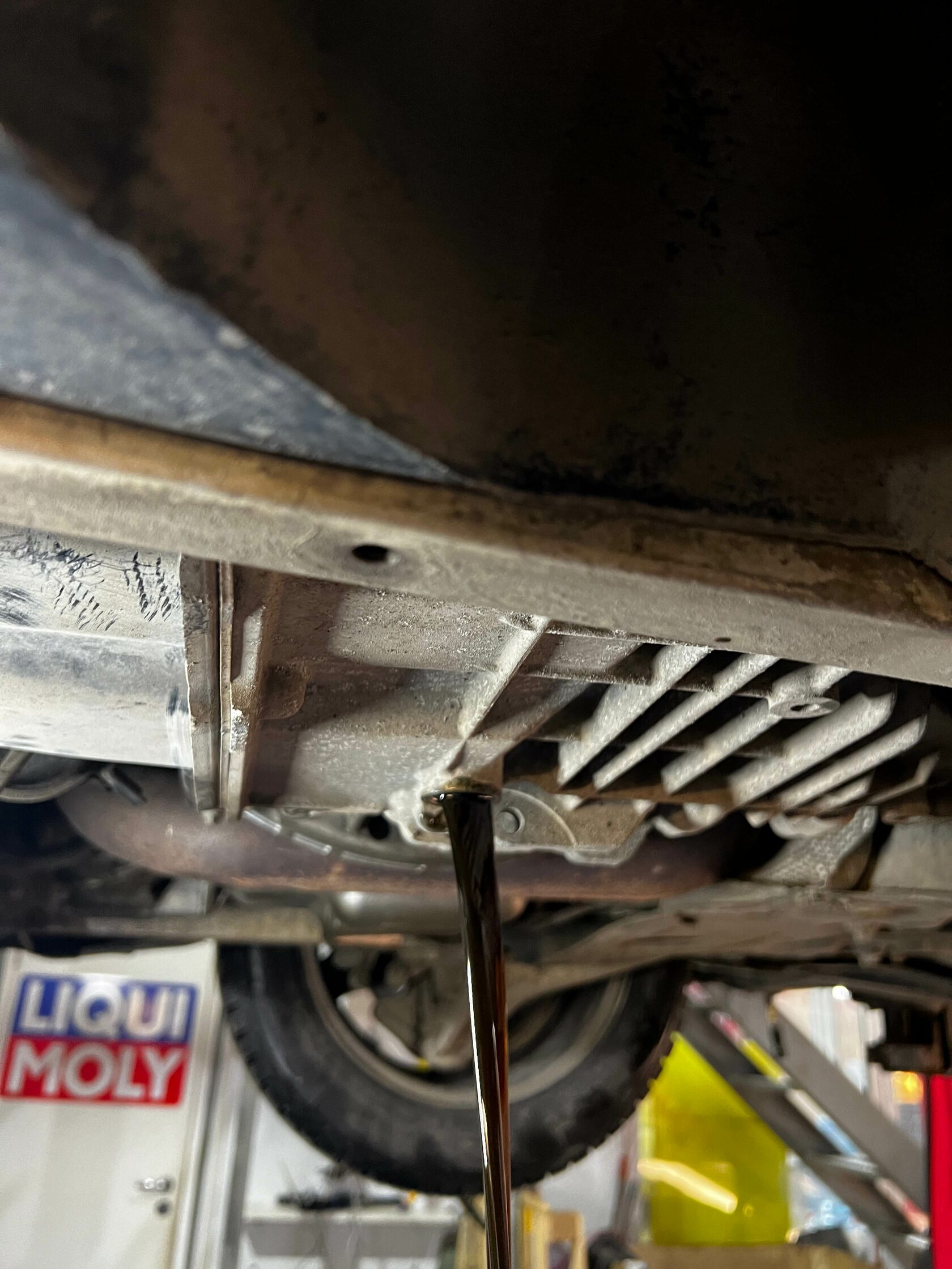 Слив старого масла из робота