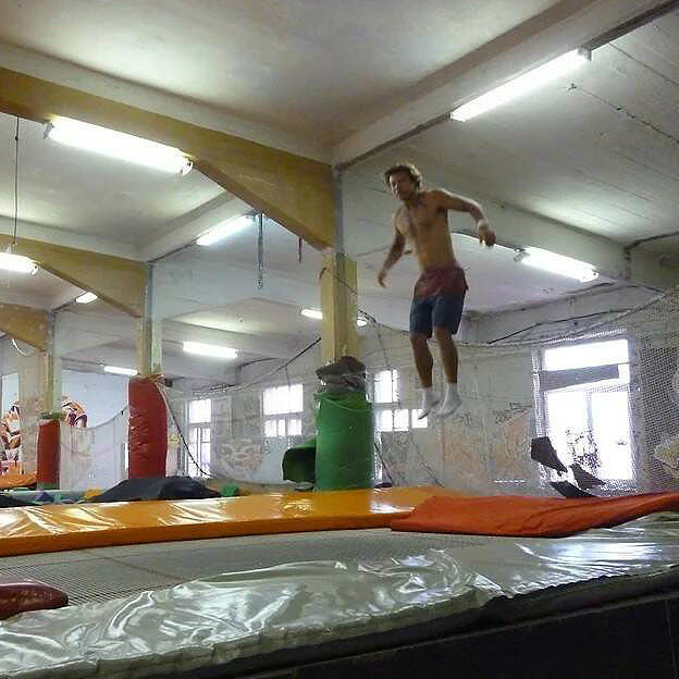 прыжки на батуте