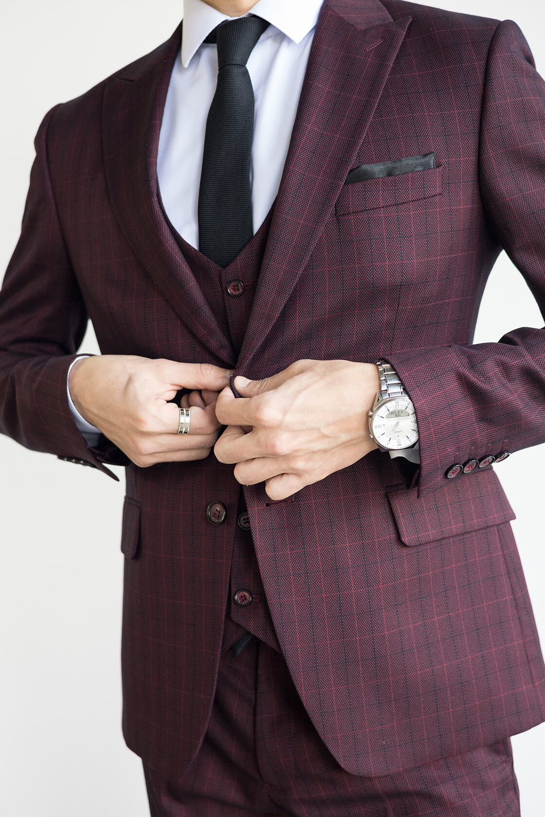 Бордовый выразительный костюм