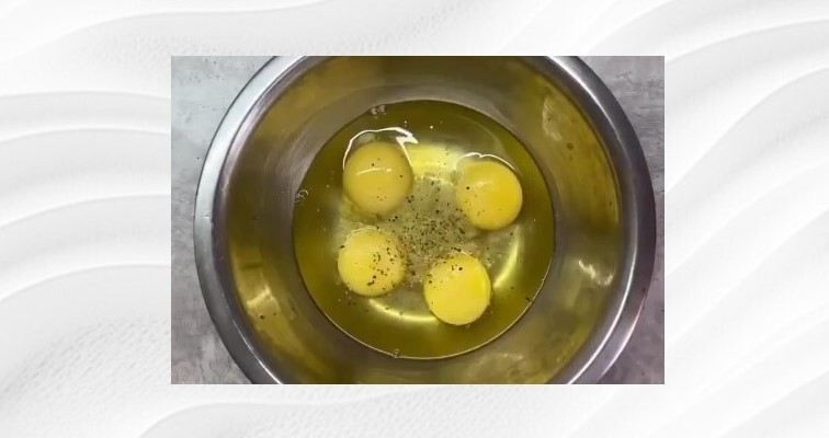 Приготовление блинчиков с сыром, помидорами и зеленью на сковороде: шаг 1