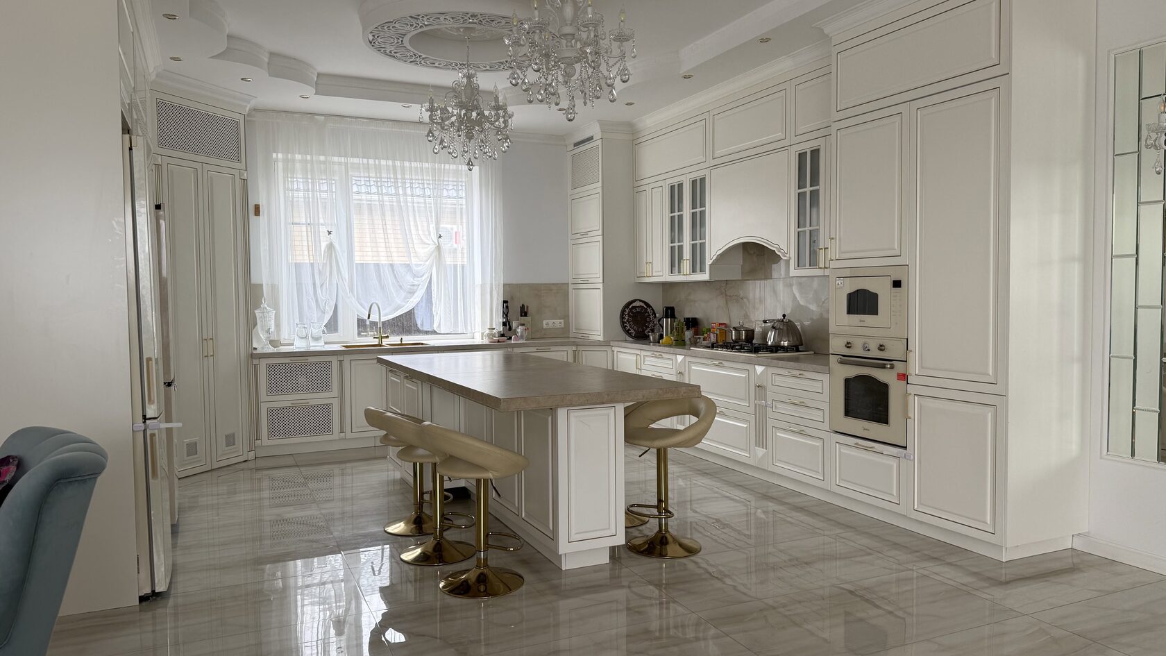 Кухня ампир с островом на заказ — элитный частный дом, Кореновск