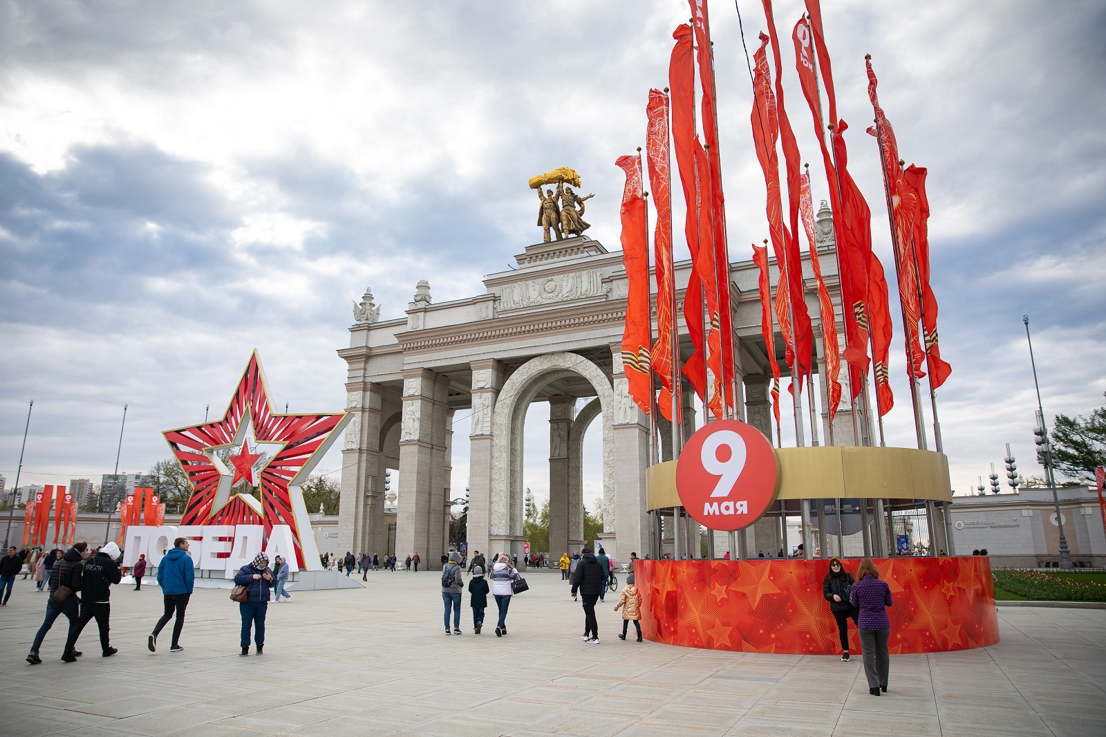 Вднх в москве 9 мая. ВДНХ 9 мая 2022. ВДНХ В Москве 2022. Парк ВДНХ 2023. ВДНХ салют 9 мая.