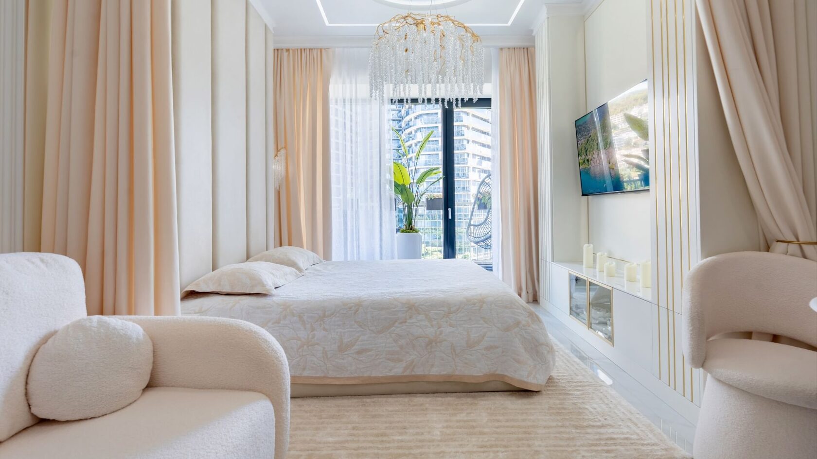 Роскошная спальня в премиум апартаментах Сочи с дизайнерским интерьером, аренда элитного жилья