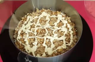 Приготовление салата «Дамский каприз» с курицей и ананасом слоями: шаг 11