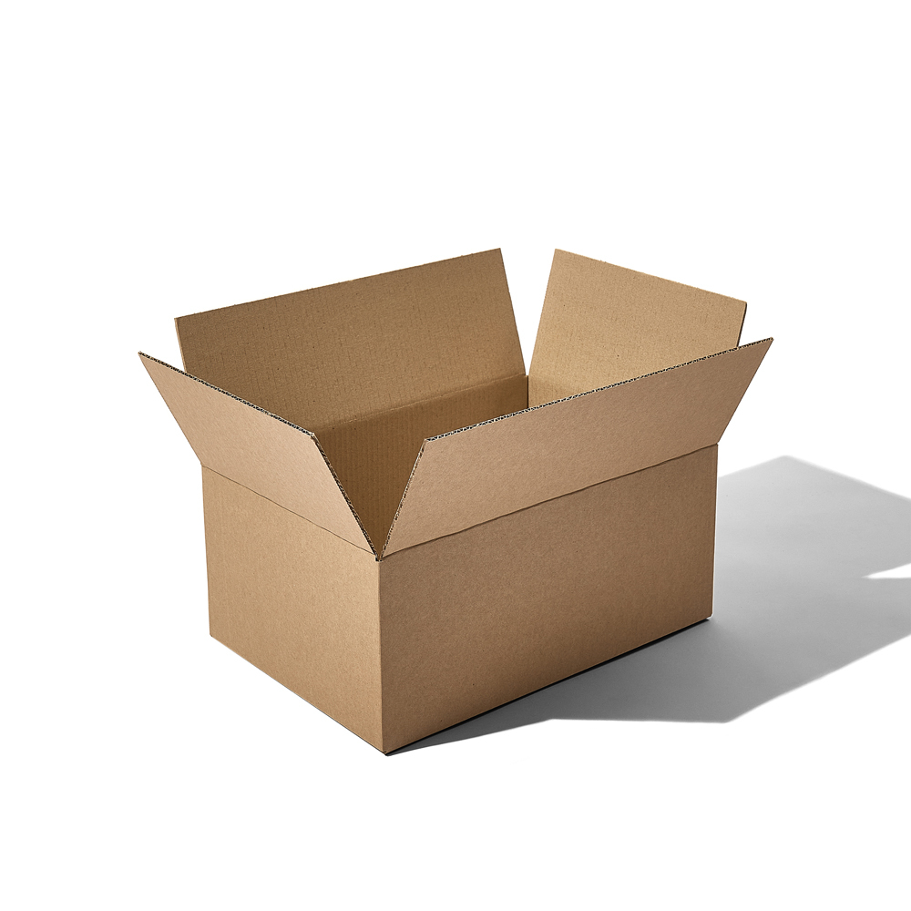 крафтовая коробка раскрытая на белом фоне съемка