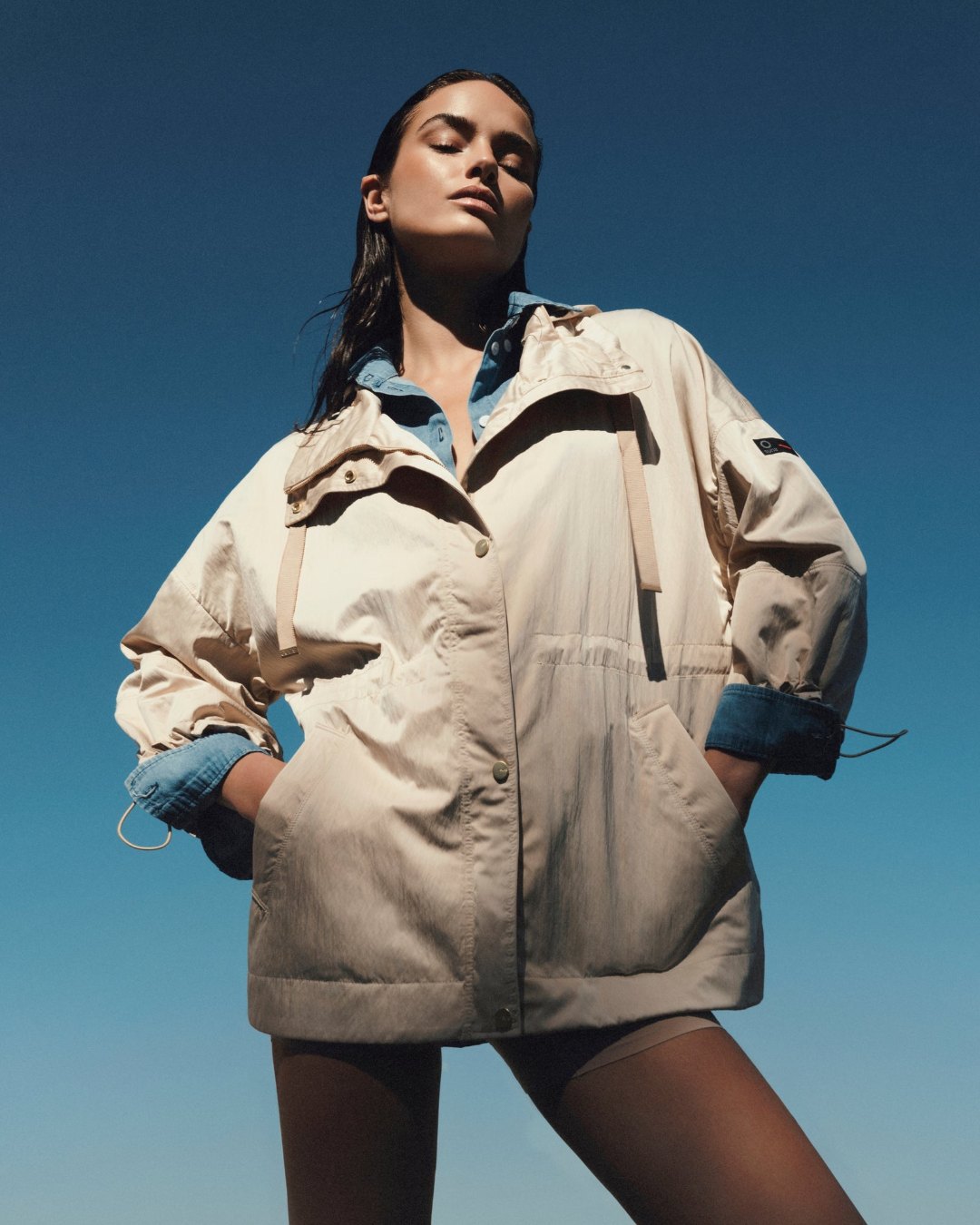 SUNS donna: giacca tecnica color sabbia su cielo azzurro