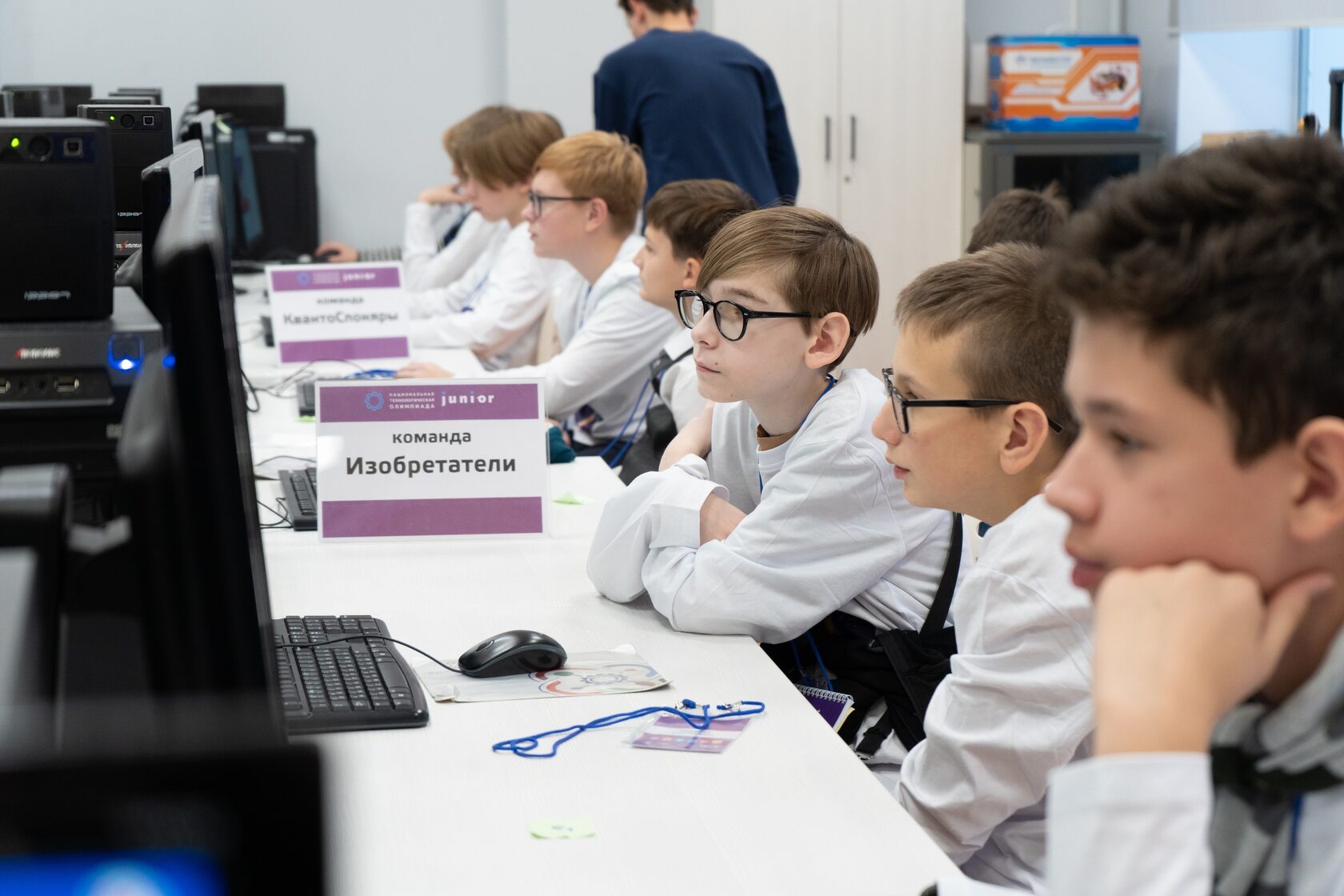 Участники НТО Junior решают задания