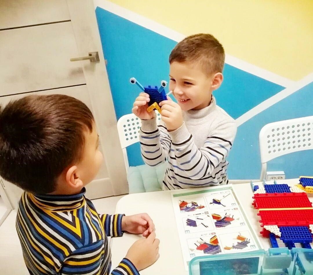 Педагог занимается с детьми в небольшой группе