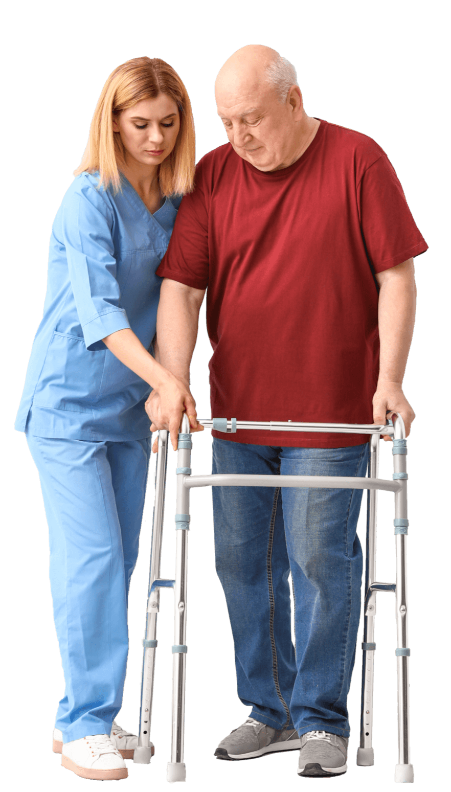 Врач помогает пожилому мужчине восстановиться после инсульта