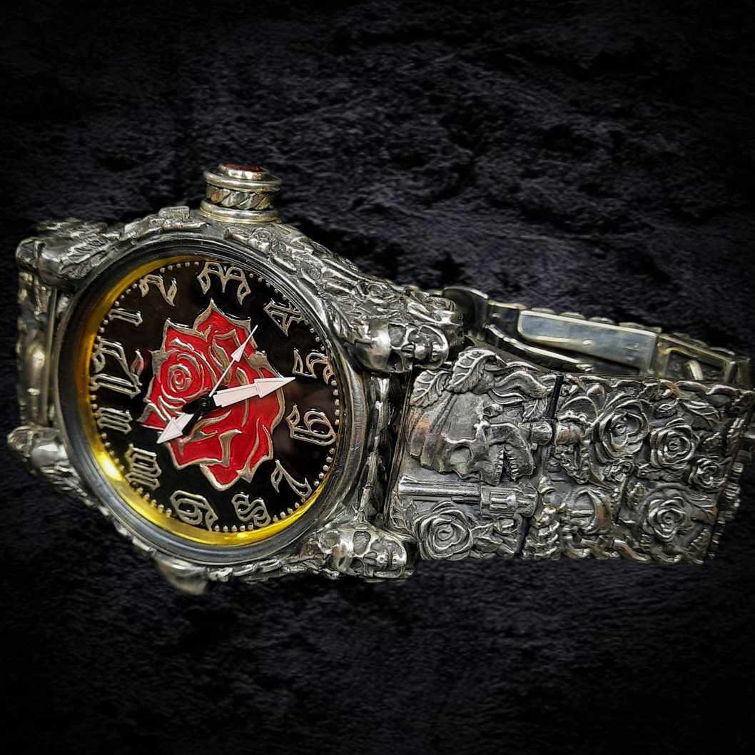 серебряные часы, эксклюзивные часы, дорогие часы из серебра.