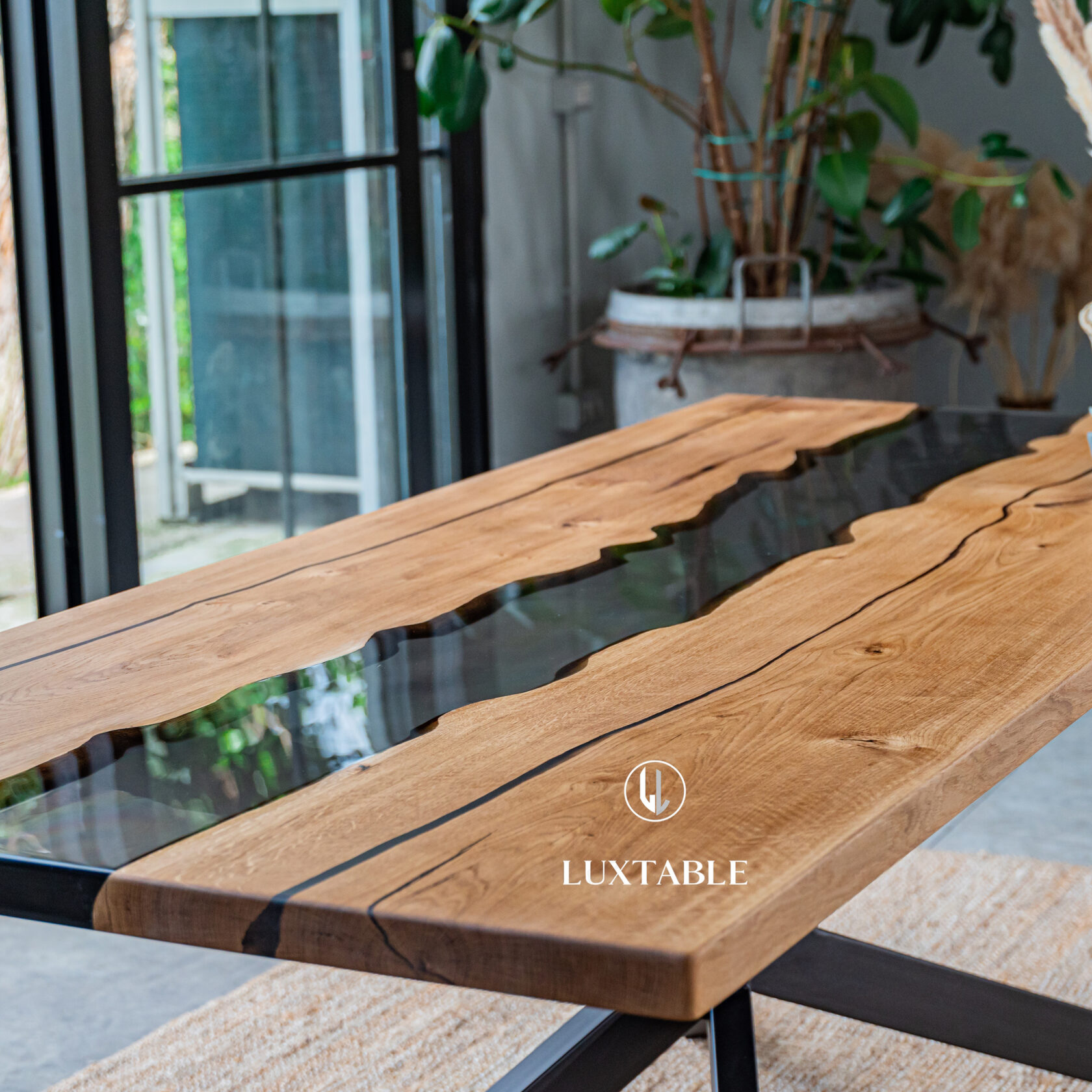 Epoxidharz Tische Alagoas aus europäischem Nussbaum und hellblauem Epoxidharz mit Metallic Effekt