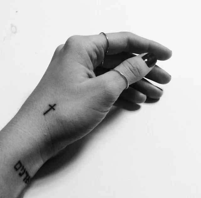 Татуировки крест: значение и 47 фото и эскизов