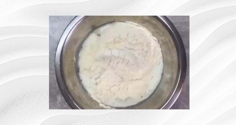 Приготовление блинчиков с помидором и сыром и зеленью: шаг 3