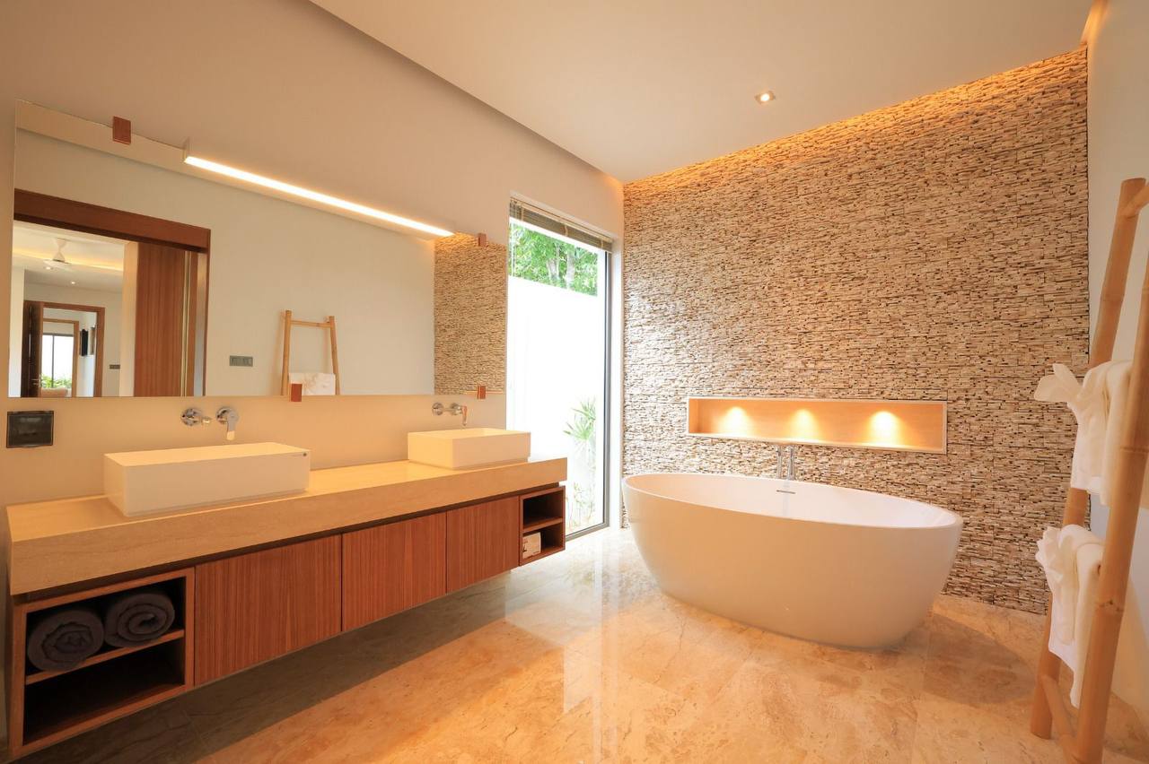 Роскошная ванная комната с тропическим душем.