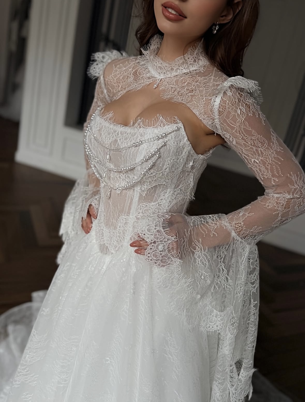 кружевное свадебное платье со шлейфом и рукавами