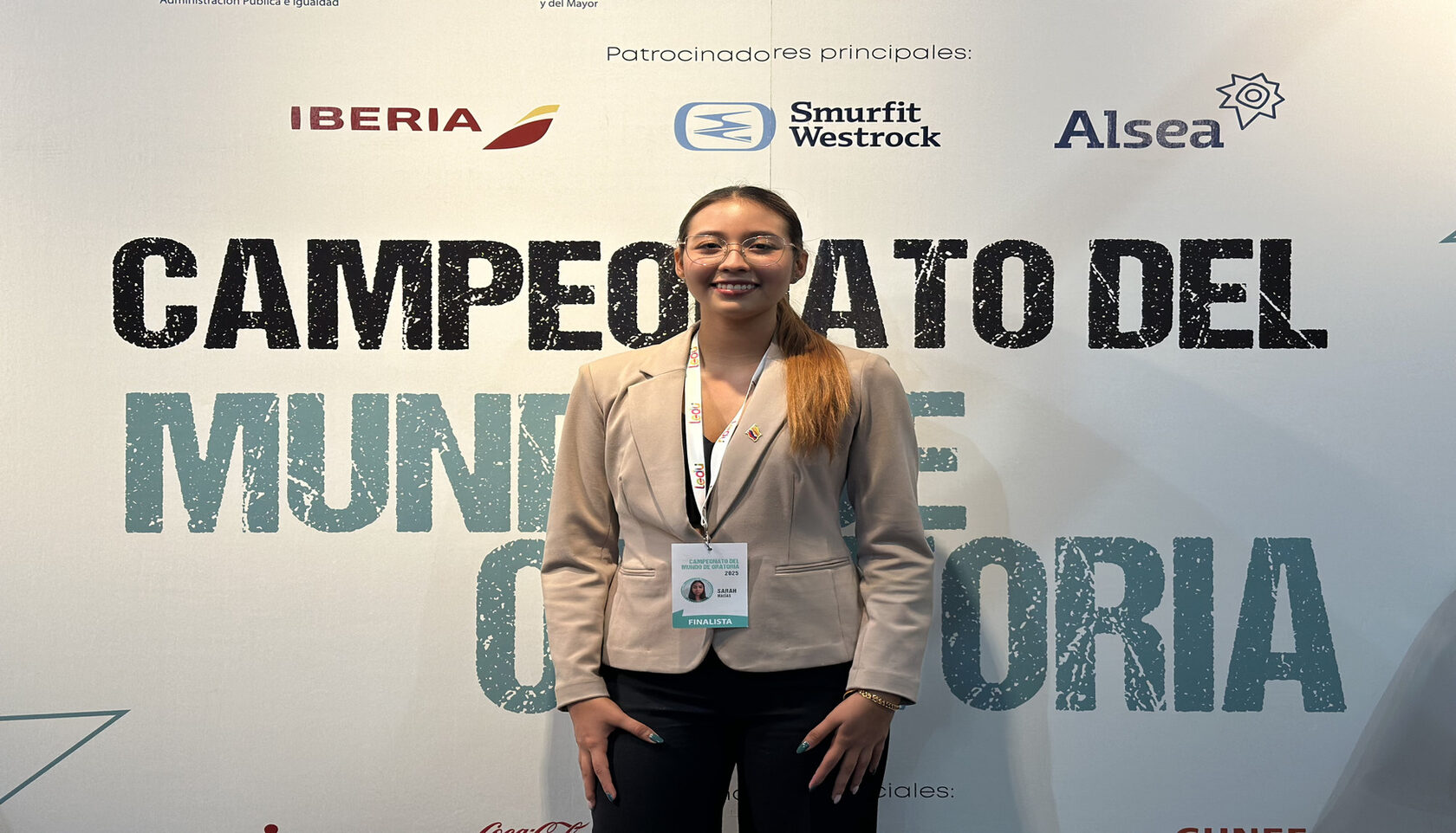 De la UAO al mundo: Sarah Macías se convierte en la primera mujer latinoamericana en conquistar el Mundial de Oratoria 2025