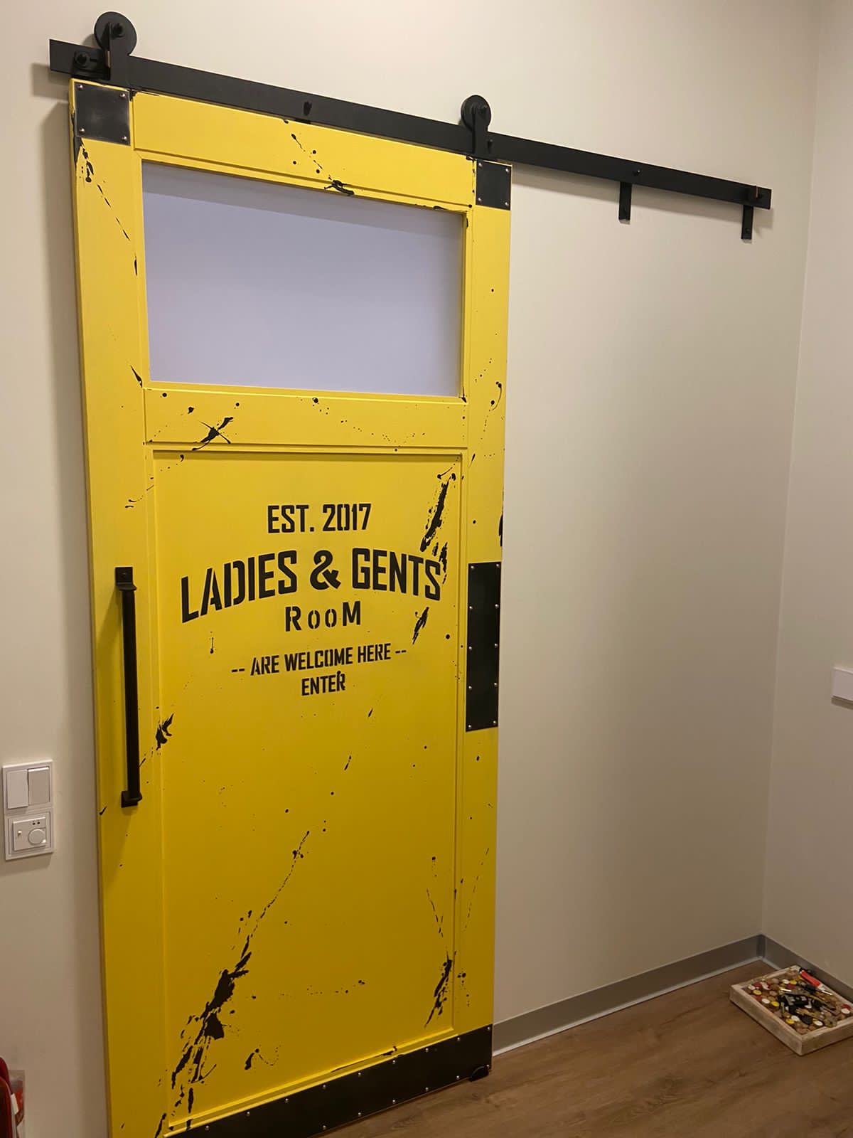 Амбарная деревянная дверь 