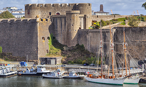 Крепость и лодки во французском Бресте 