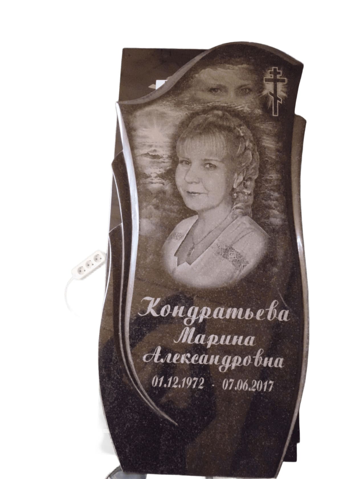 Памятник из Карельского гранита с вырубной формой, размер 1000х500