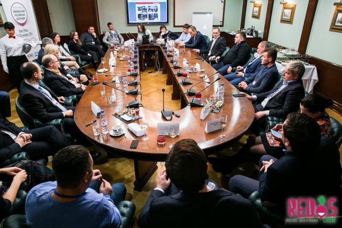 крупные инвесторы за столом переговоров