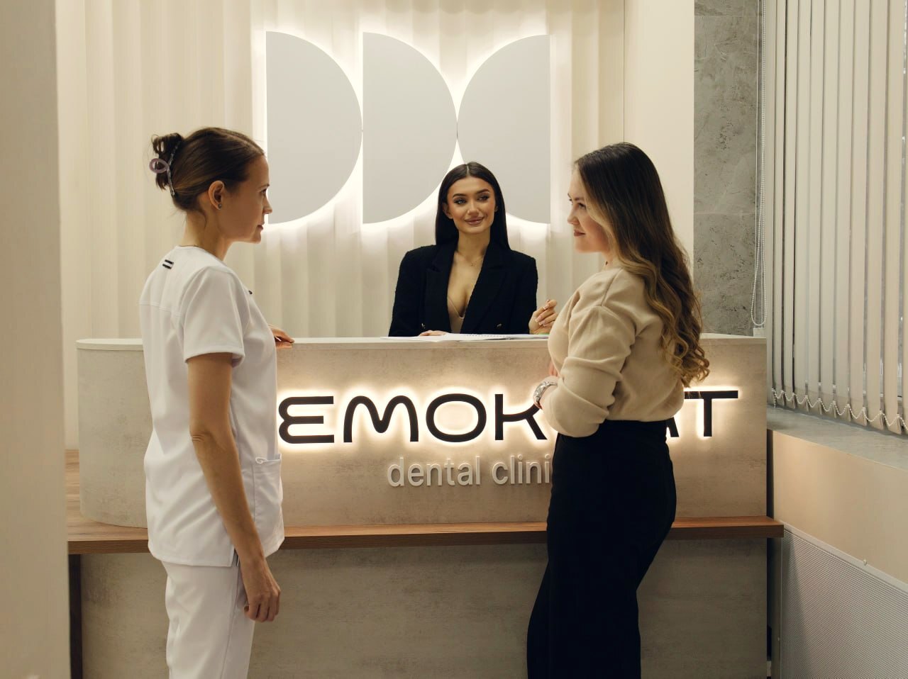 Ресепшн клиники Demokrat: администратор, пациент и врач