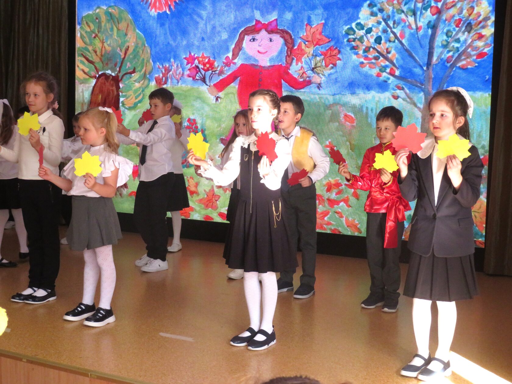 Осень — это замечательное время, когда природа окрашивается в яркие оттенки желтого, оранжевого и красного.     В нашей школе традиционно прошли «Осенины». Дети с нетерпением ждали этот день, ведь именно в это время можно продемонстрировать свои таланты, поделиться творческими работами и, конечно же, порадоваться встрече с друзьями.     Выступления были наполнены яркими эмоциями. Мы не только отпраздновали красоту природы, но и создали теплую атмосферу.