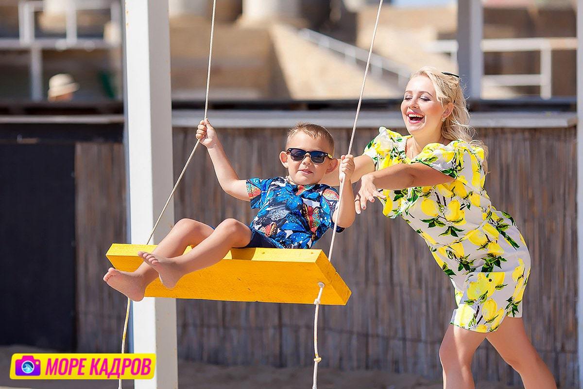 мама качает сына на качелях в Крыму, Судак