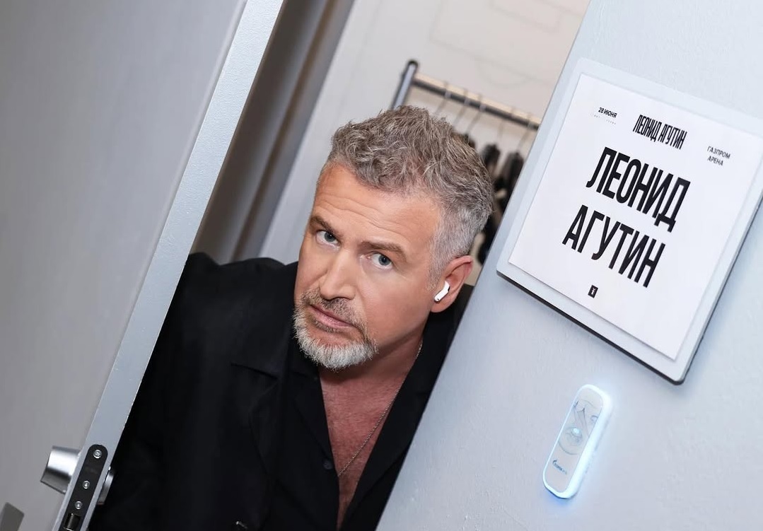 Леонид Агутин спел в самолете на высоте 10 тыс метров. Рейс Москва-Сочи