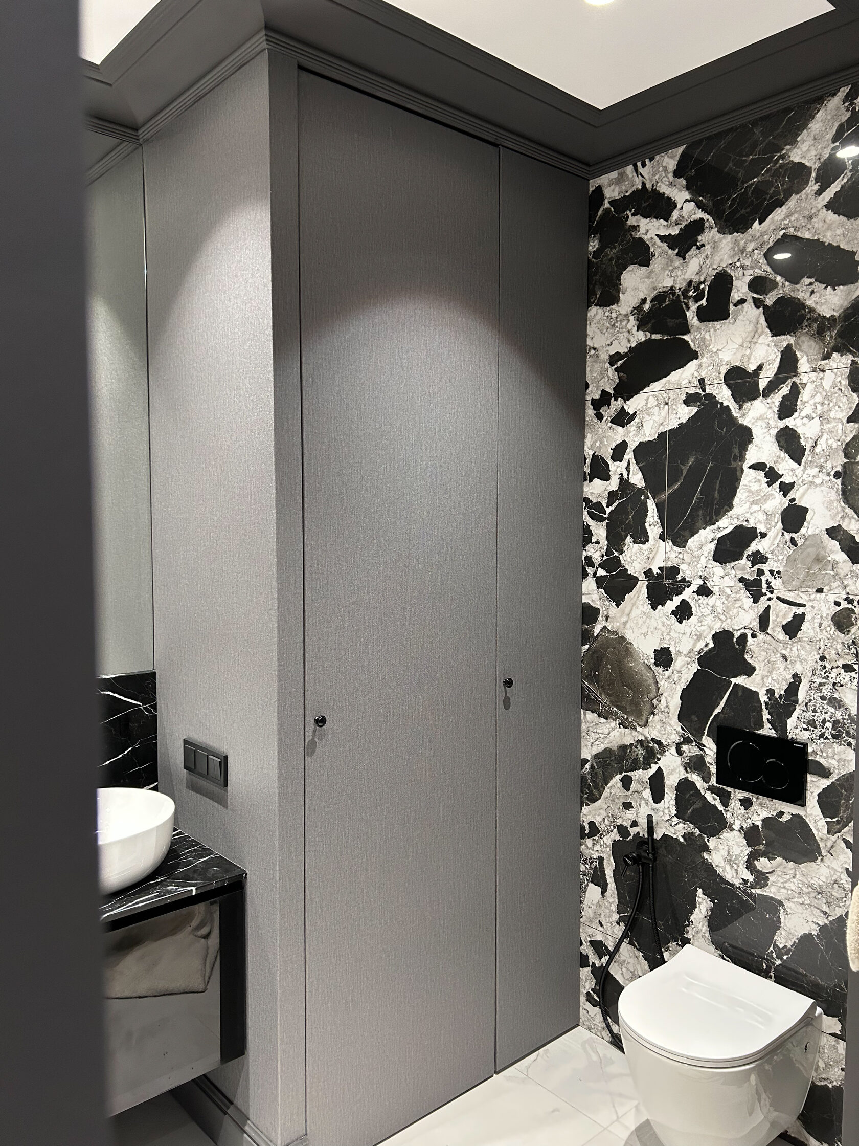 alt: Ремонт и отделка гостиной с декоративной покраской стен title: Современный косметический ремонт квартиры в Санкт-Петербурге серый