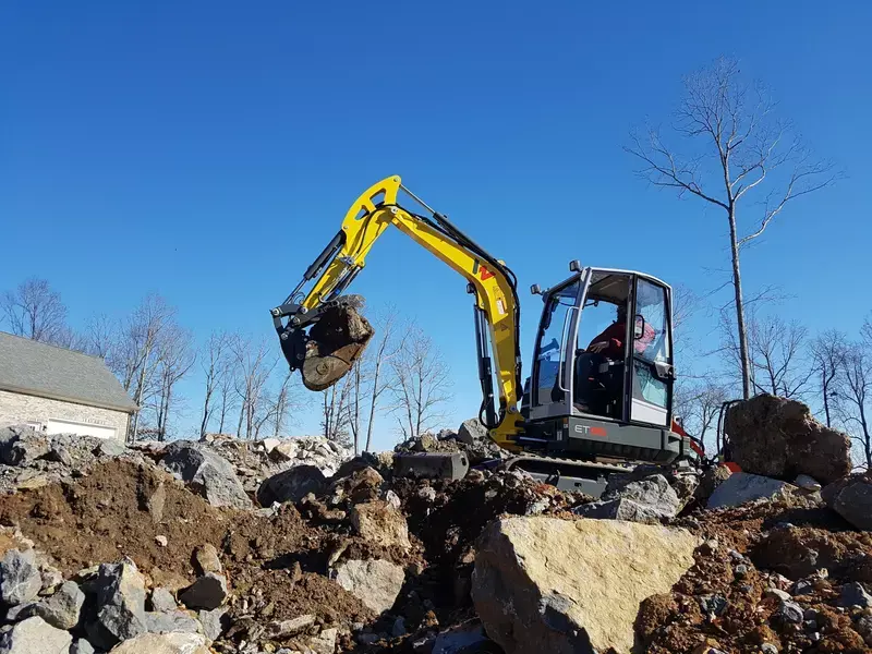 Мини-экскаватор Wacker Neuson ET35 во время копания для статьи о диагностике гидравлики